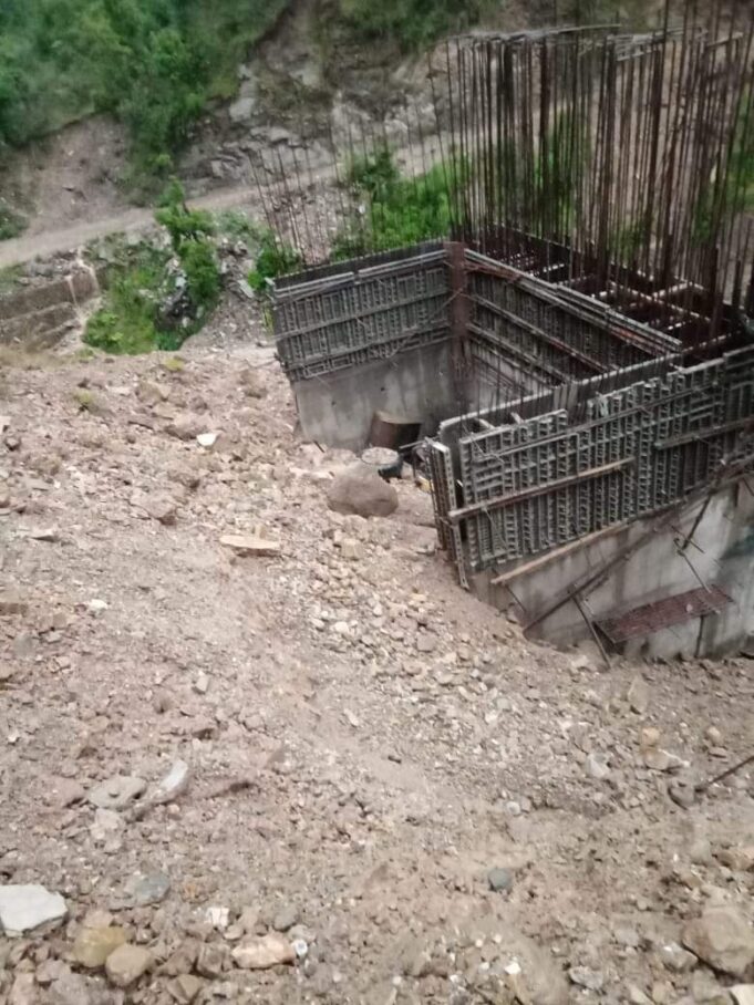 मलबे में दबा 2 लोग , रेस्क्यू जारी