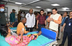 मुख्यमंत्री ने दून मेडिकल कॉलेज चिकित्सालय का किया औचक निरीक्षण, दिए आवश्यक निर्देश