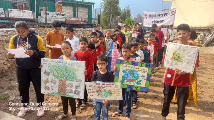 बाल भवन गोपेश्वर द्वारा पर्यावरण के अस्तित्व को बचाने की एक छोटी पहल .