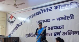 नाटक के माध्यम से की व्यवस्था पर चोट