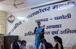 नाटक के माध्यम से की व्यवस्था पर चोट