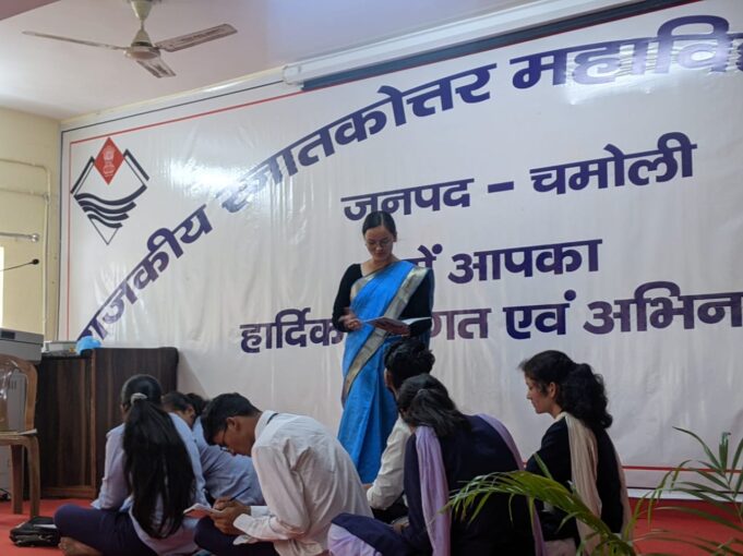 नाटक के माध्यम से की व्यवस्था पर चोट