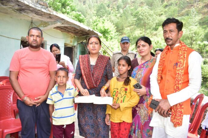 दुःख की घड़ी में सरकार प्रभावित परिवार के साथ है दृढ़ता से खड़ी-रेखा आर्या