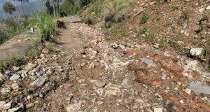 पहली बारिस में सड़क बन्द, आधे दर्जन गांवों की आवजाही हुई अवरुद्ध