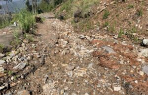 पहली बारिस में सड़क बन्द, आधे दर्जन गांवों की आवजाही हुई अवरुद्ध