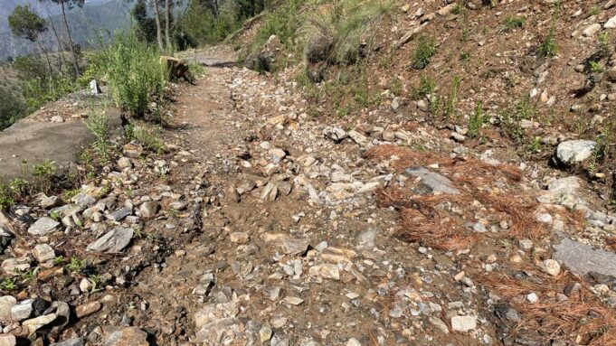 पहली बारिस में सड़क बन्द, आधे दर्जन गांवों की आवजाही हुई अवरुद्ध
