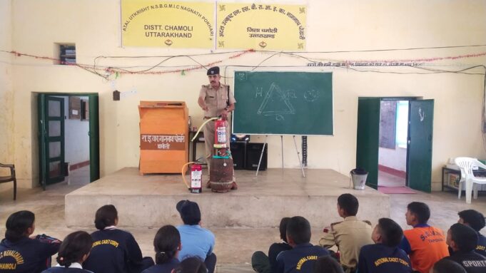 फायर सर्विस यूनिट गोपेश्वर द्वारा NCC कैडेट्स को अग्निशमन के सम्बन्ध दी गयी महत्वपूर्ण जानकारी,