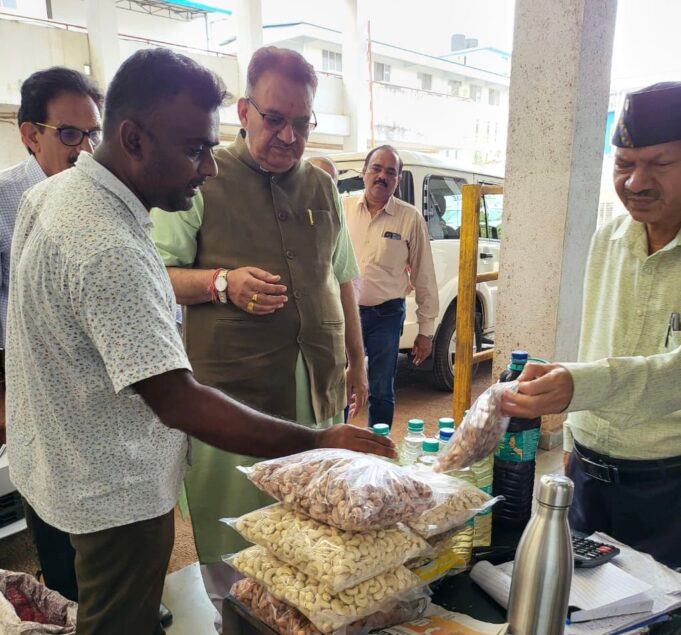 गोवा स्टेट एग्रीकल्चर मार्केटिंग बोर्ड का निरीक्षण करते कृषि मंत्री गणेश जोशी
