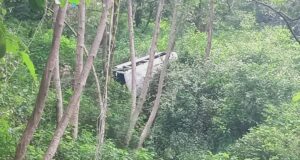 यात्रियों से भरा वाहन खाई में 4गम्भीर 7हुए चोटिल