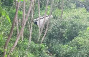 यात्रियों से भरा वाहन खाई में 4गम्भीर 7हुए चोटिल