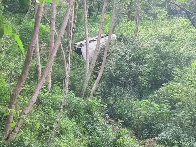 यात्रियों से भरा वाहन खाई में 4गम्भीर 7हुए चोटिल