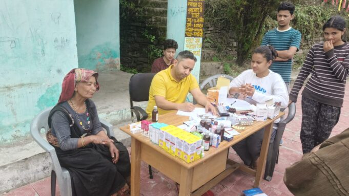 सीमांत क्षेत्र नीति घाटी में आयोजित हुवा स्वास्थ्य शिविर,158 लोगो को हुवा स्वास्थ्य परीक्षण