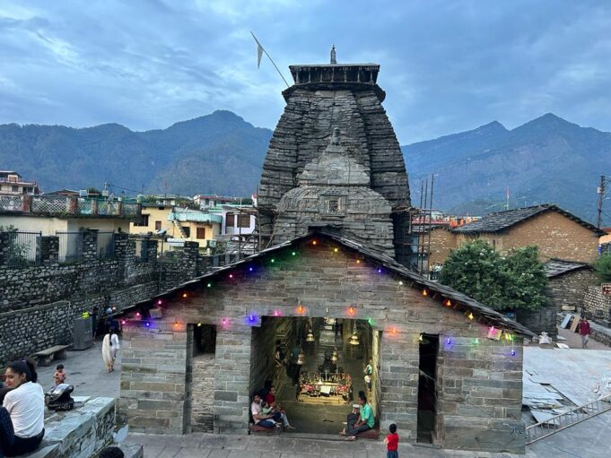 पौराणिक गोपिनाथ मन्दिर झुक रहा एक तरफ, पुजारियों ने पुरातत्व विभाग से मन्दिर सरक्षण की रखी मांग