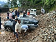बारिस का कहर कई वाहन आये मलबे की चपेट में,