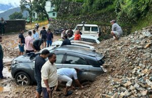 बारिस का कहर कई वाहन आये मलबे की चपेट में,