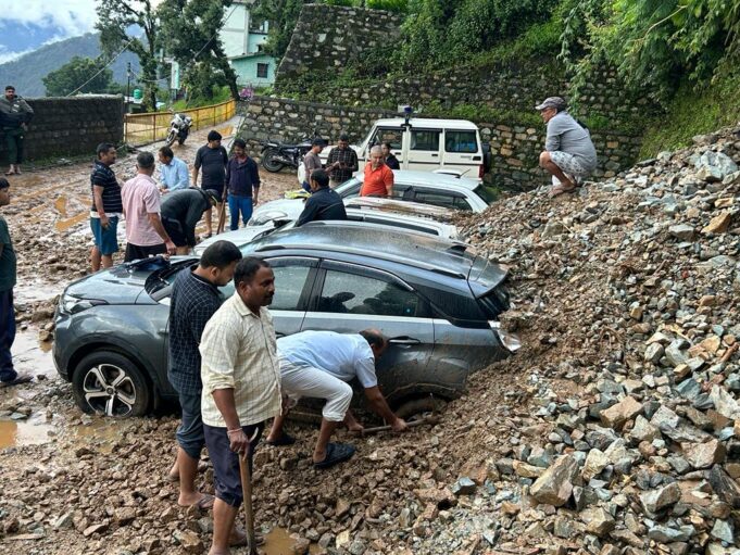 बारिस का कहर कई वाहन आये मलबे की चपेट में,