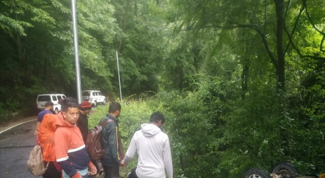 वाहन दुर्घटना ग्रस्त, 11 लोग थे सवार, सभी सुरक्षित