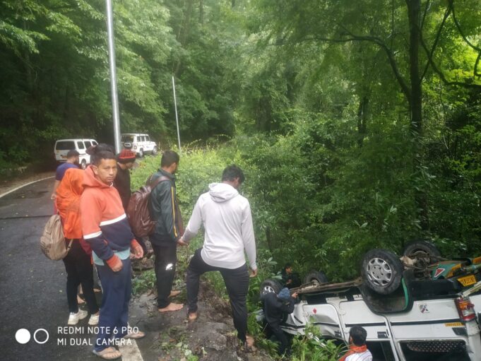 वाहन दुर्घटना ग्रस्त, 11 लोग थे सवार, सभी सुरक्षित