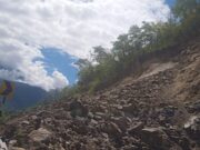 बद्रीनाथ राष्ट्रीय राजमार्ग छिनका के पास मलबा आने से हुवा अवरुद्ध