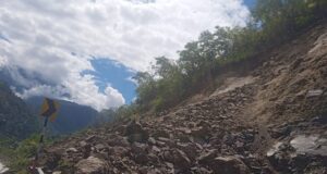 बद्रीनाथ राष्ट्रीय राजमार्ग छिनका के पास मलबा आने से हुवा अवरुद्ध