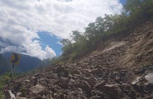 बद्रीनाथ राष्ट्रीय राजमार्ग छिनका के पास मलबा आने से हुवा अवरुद्ध