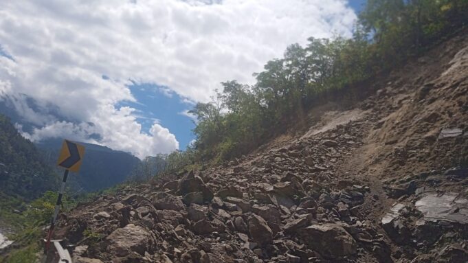 बद्रीनाथ राष्ट्रीय राजमार्ग छिनका के पास मलबा आने से हुवा अवरुद्ध