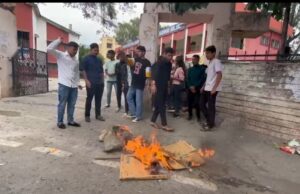 एनएसयूआई ने फूंका एबीवीआई का पुतला