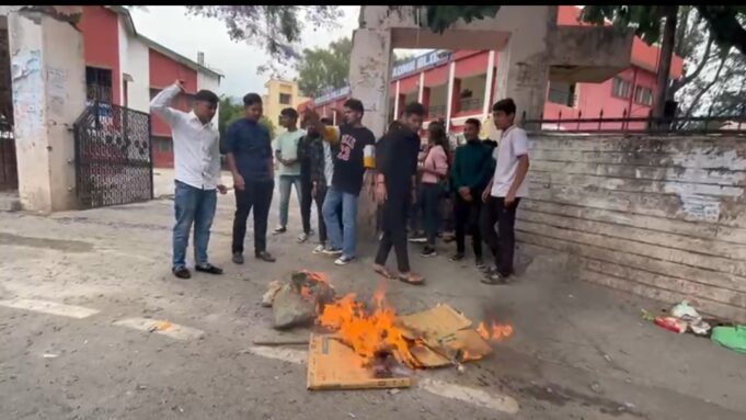 एनएसयूआई ने फूंका एबीवीआई का पुतला