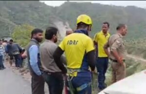 वाहन गहरी खाई में गिरा, 2 की मौत