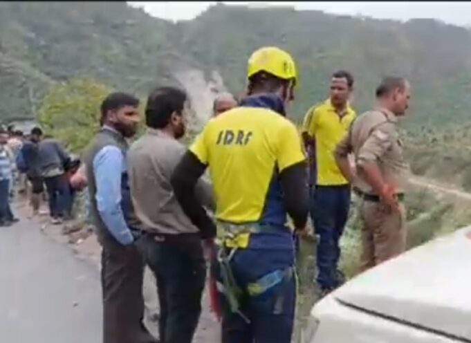 वाहन गहरी खाई में गिरा, 2 की मौत