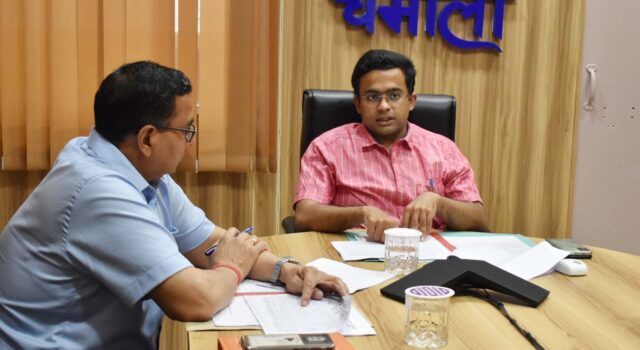 जिलाधिकारी ने निकायों में संचालित योजनाओ के प्रगति को लेकर की समीक्षा बैठक