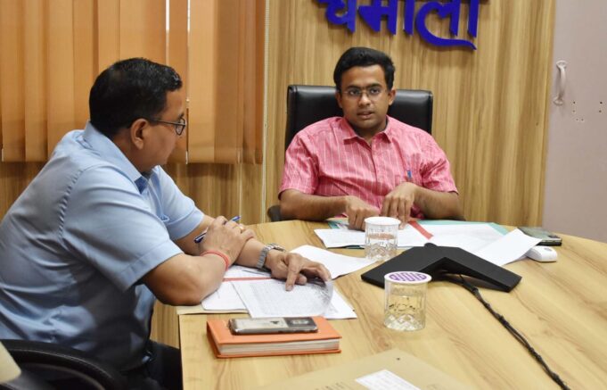 जिलाधिकारी ने निकायों में संचालित योजनाओ के प्रगति को लेकर की समीक्षा बैठक