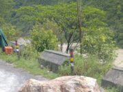 वाहन पर गिरा पथ्थर 2की मौके पर मौत 4घायल