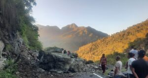 मलबे की चपेट में आये बाइक सवार ,1 की मौके पर मौत