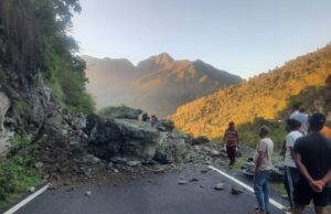 मलबे की चपेट में आये बाइक सवार ,1 की मौके पर मौत