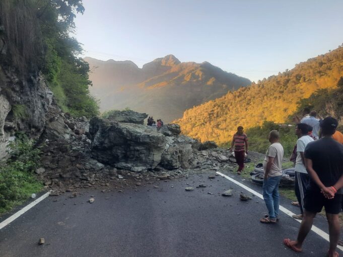 मलबे की चपेट में आये बाइक सवार ,1 की मौके पर मौत