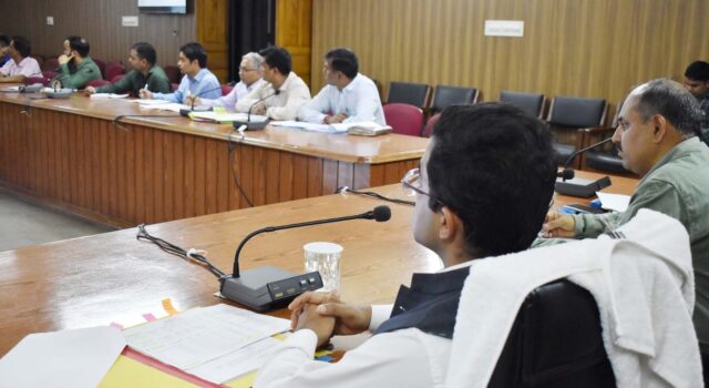 जिलाधिकारी ने जल सरक्षण और संवर्धन को लेकर ली समीक्षा बैठक