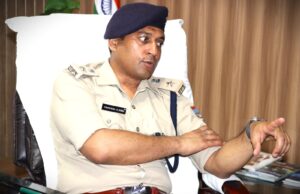 भारी बारिस की चेतावनी को देखते हुए रात्रि 8बजे से सुबह 4बजे तक वाहनों ka आवागमन रहेगा बंद :एसपी चमोली