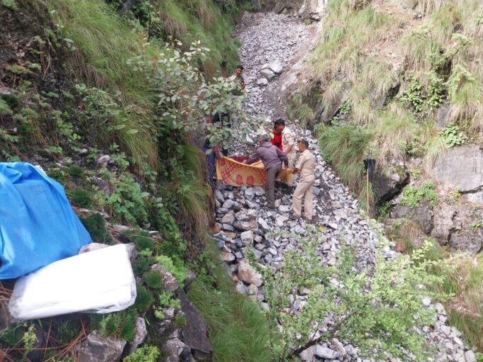 युवक का शव मिलने से क्षेत्र में छाई शोक की लहर, पुलिस ने शव का पंचनामा कर पोस्टमार्टम के लिए भेजा।