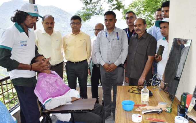 हेयर ड्रेसर में स्वरोजगार की है भरपूर संभावनाएं-सीडीओ।