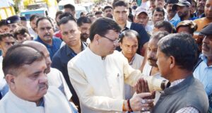 हताहत लोगों के परिजनों से मिलकर भावुक हुए सीएम धामी