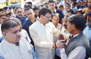 हताहत लोगों के परिजनों से मिलकर भावुक हुए सीएम धामी