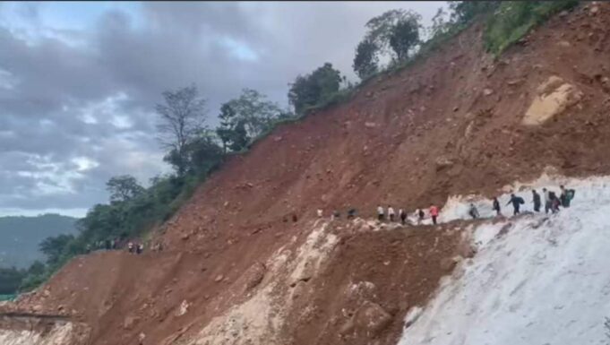 कमेडा में पैदल आवजाही शुरू, सड़क सुचारू होने में लग सकता है समय