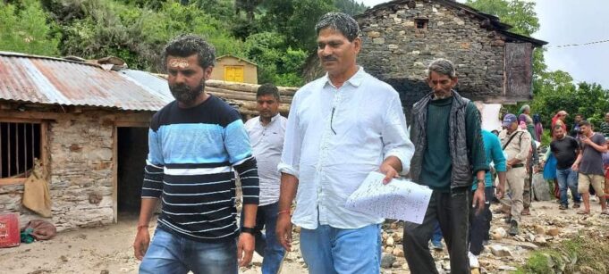 बद्रीनाथ विधायक पहुचे आपदा प्रभावितों के बीच, सुनी समस्याएं,