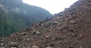 छिनका में आया मलबा, बद्रीनाथ राष्ट्रीय राजमार्ग अवरुद्ध