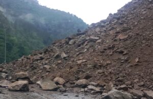 छिनका में आया मलबा, बद्रीनाथ राष्ट्रीय राजमार्ग अवरुद्ध