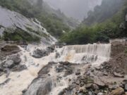 खचड़ा नाला उफान पर बद्रीनाथ राष्ट्रीय राजमार्ग अवरुद्ध
