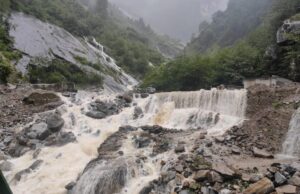 खचड़ा नाला उफान पर बद्रीनाथ राष्ट्रीय राजमार्ग अवरुद्ध