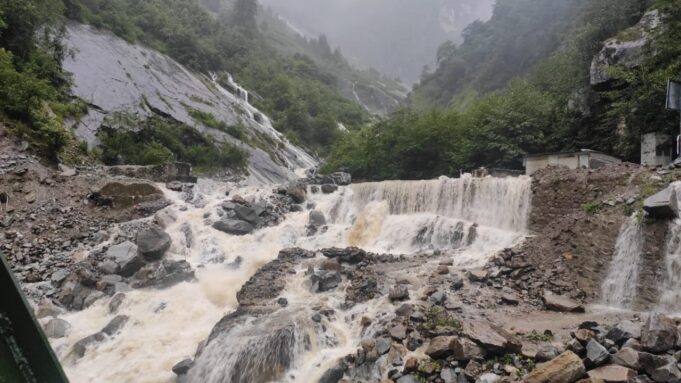 खचड़ा नाला उफान पर बद्रीनाथ राष्ट्रीय राजमार्ग अवरुद्ध