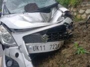 वाहन में गिरा पत्थर, शिक्षका घायल,